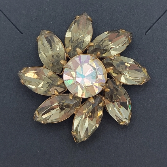 Vintage Rhinestone Flower Shape Brooch - Picture 2 of 8
